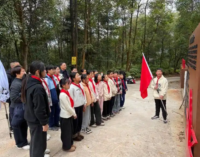 赤色血脉校园把山顶的革命留念亭转化为可感可触的德育讲堂 赤色血脉校园把山顶的革命留念亭转化为可感可触的德育讲堂
