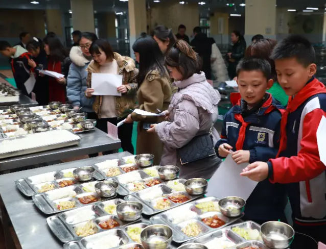 簇新途上标注着对应班级学生下车后便可沿着专属通道直达学校
